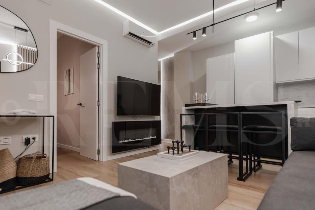 Contemporary Minimalist Apartment By Rems Malaga Ngoại thất bức ảnh